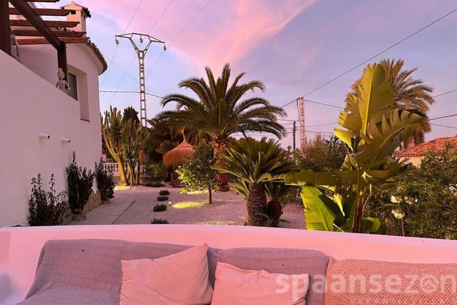 Villa Paraiso in Moraira heeft een grote tuin met diverse lounge hoekjes