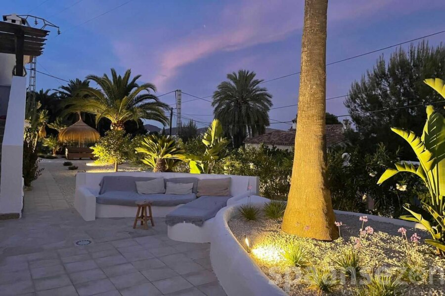 Villa Paraiso in Moraira heeft een mooie mediterrane tuin