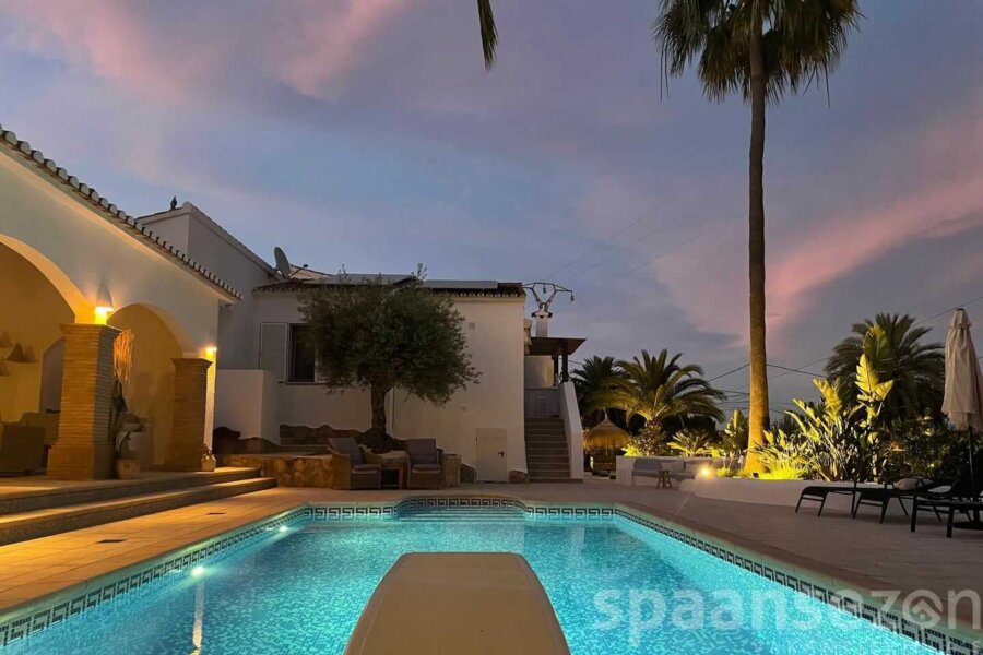 Villa Paraiso in Moraira heeft een prachtig uitgelichte mediterrane tuin