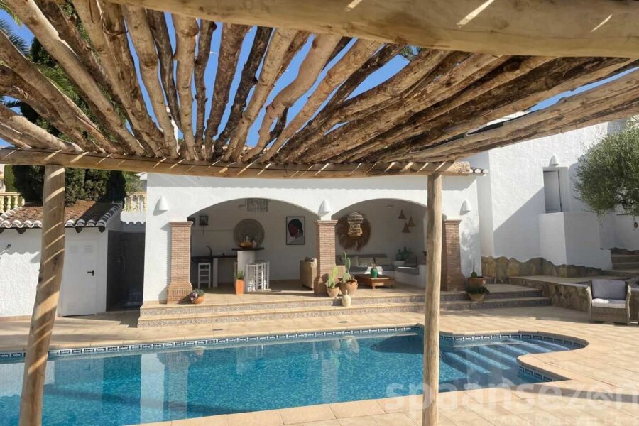 Villa Paraiso in Moraira heeft een prachtige tuin met privè zwembad en overdekt terras