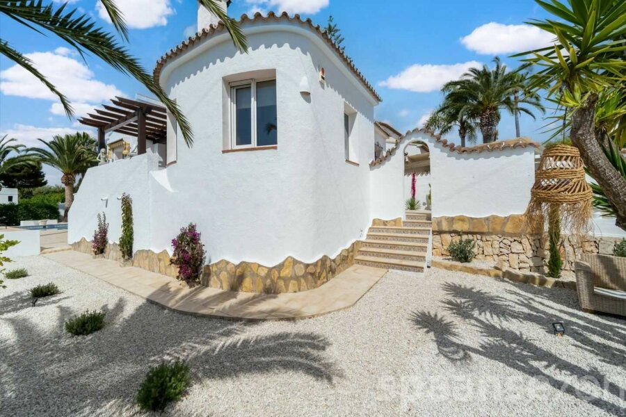 Villa Paraiso in Moraira is een vrijstaande villa met 3 slaapkamers en een eigen zwembad