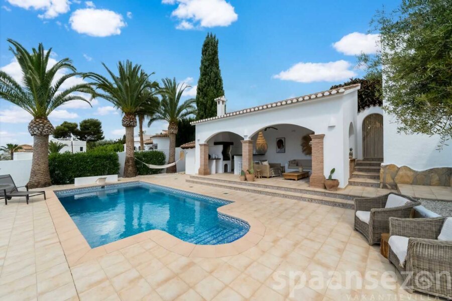 Villa Paraiso in Moraira heeft om het eigen zwembad een groot terras