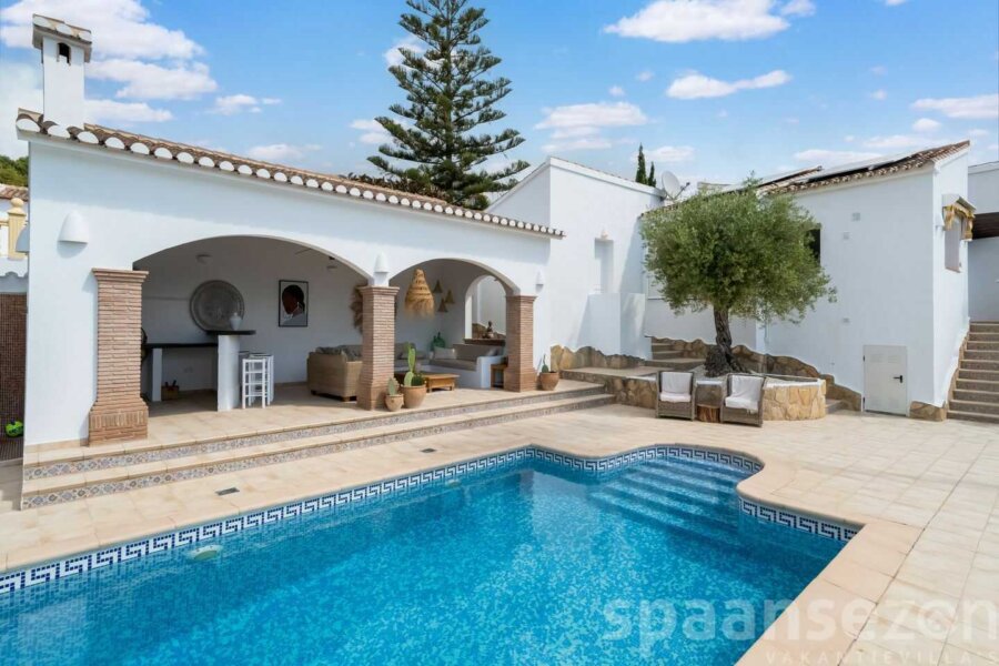 Villa Paraiso in Moraira heeft een privé zwembad met duikplank