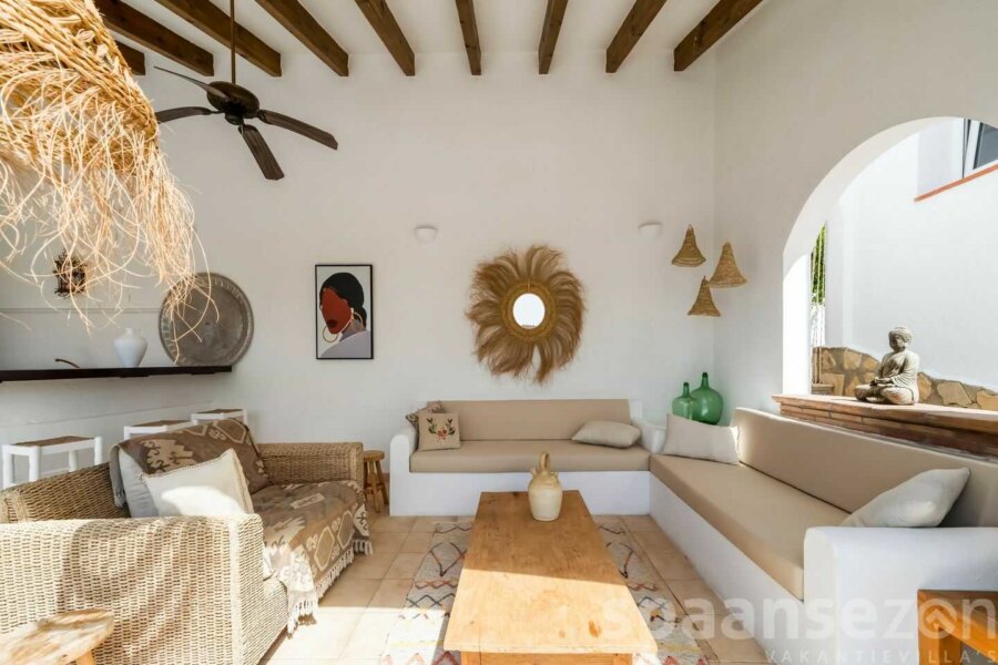 Villa Paraiso in Moraira heeft een overdekt terras bij het zwembad met heerlijke loungebank