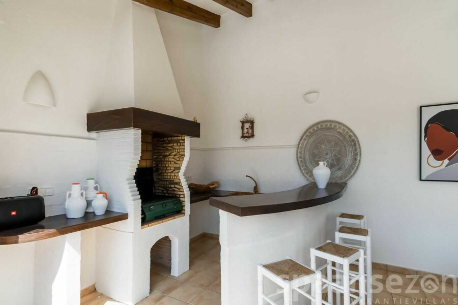 Villa Paraiso in Moraira heeft een overdekte buitenkeuken met BBQ
