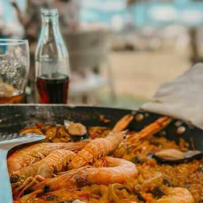 Paella eten doe je in Valencia