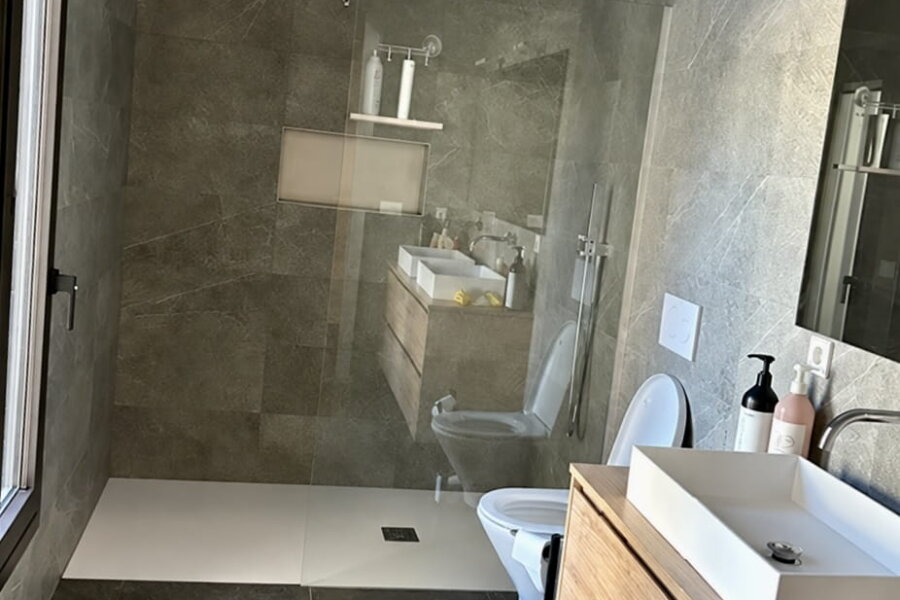Villa Mos in Moraira heeft 5 badkamers verdeeld over twee verdiepingen