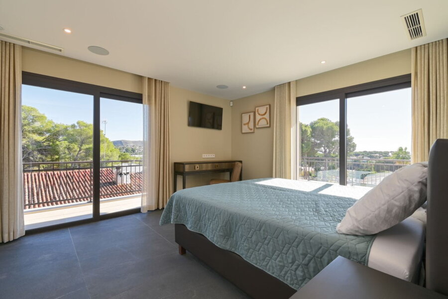 Villa Mos in Moraira heeft 7 ruime slaapkamers met zeezicht