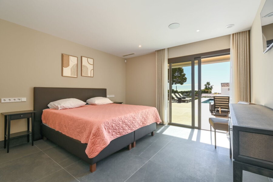 Villa Mos in Moraira heeft 7 ruime slaapkamers met zeezicht