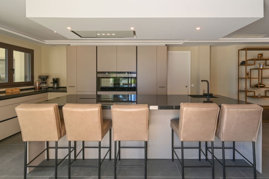 Villa Mos in Moraira heeft een ruime open keuken die voorzien is van alle luxe.
