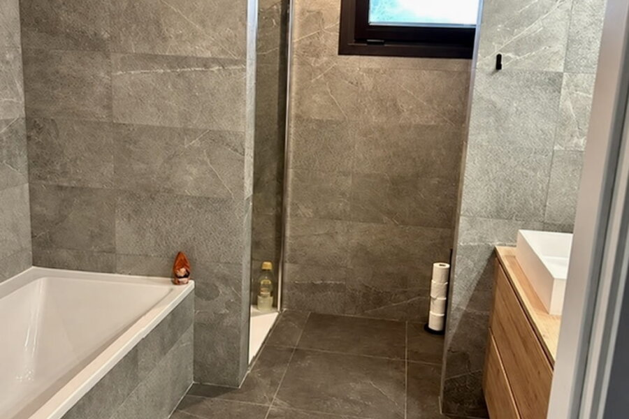 Villa Mos in Moraira heeft 5 badkamers verdeeld over twee verdiepingen