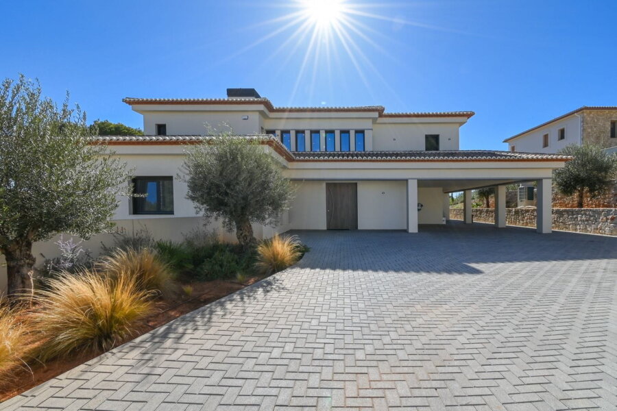 Villa Mos is een ruime villa in Moraira voor 14 personen